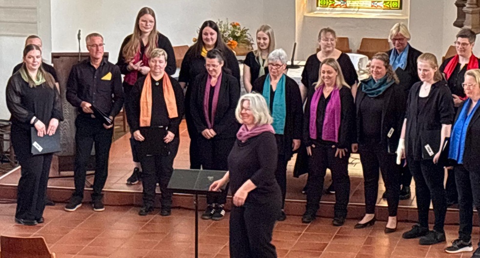 Der Chor Chorios im Gottesdienst in der Lüdenhausener Kirche